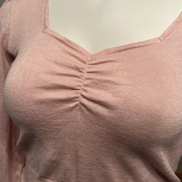 Soft pink sweater - Picture 3 of 8